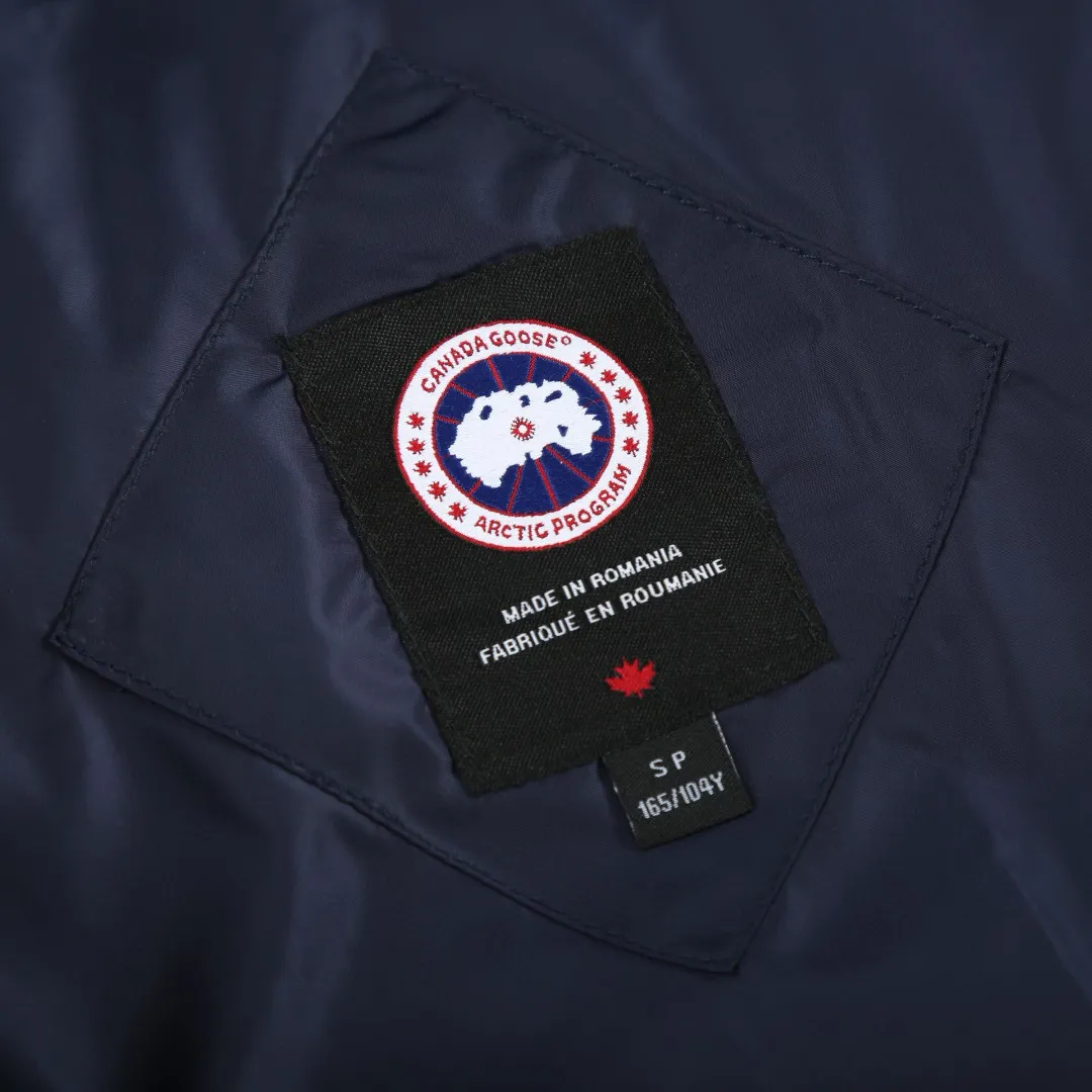P910 [Exclusive supply] Canada Goose Wool Sleeve Hooded Down Jacket (Navy Blue) The fabric is made of 90 national standard high-quality white duck down, selected high-fill velvet, weighing 170g, light and warm, with excellent temperature locking performance and good resilience. The fabric is made of high-quality protective nylon fabric, which not only enhances the wear resistance of the surface, but also takes into account wind resistance, ensuring excellent performance in various harsh weather conditions. Three-dimensional quilting technology and precise thread reinforcement prevent lint from being drilled and ensure that the fluffy and resilient elasticity lasts like new. The 7-needle medium-thick knitted structure uses thicker yarns to weave woolen fabrics with obvious thickness and weight. The texture is clearly visible and has a rough, retro texture. It has a good skeleton feel and is relatively stiff, and can maintain the silhouette of the clothing for a long time. It also provides more layers of still air to lock in heat. There is the brand's exclusive LOGO on the woolen sleeve arms, which is not obvious in the photo. Size:S-M-L-XL